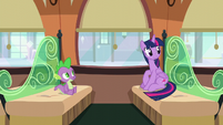 Twilight looks behind her S6E2