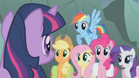 Twilight shushes her friends S1E07