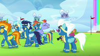 Wonderbolts give Rainbow and her parents privacy S7E7