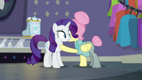 Fluttershy blowing kisses at Rarity S8E4