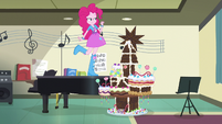 Pinkie builds Castle of Friendship in chocolate EGS1
