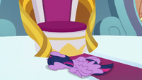 Twilight collapses to the ground S9E24