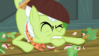 Granny Smith with salad bowl on her head S6E23