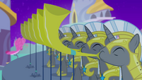 Royal guards blowing horns S4E02