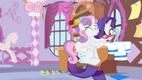 Sweetie hugging and thanking Rarity S4E19