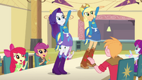 Rarity e Applejack em cima da mesa EG