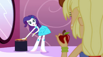 Rarity tells Applejack to sit in front of her SS1