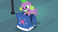 Spike se esconde na mochila de Twilight EG