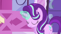 Starlight Glimmer using her magic MLPS1