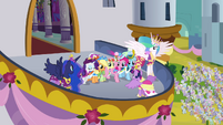 Twilight and her friends on the balcony S03E13