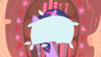 Twilight hit by Applejack's pillow S1E08