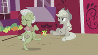Applejack talking while Granny Smith is dancing S2E02