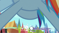 Nearby ponies flee from Rainbow S3E2