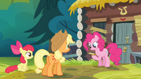 Pinkie Pie "reading" the note S4E09