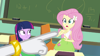 Rarity apontando para Fluttershy EG