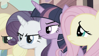 Twilight, Rarity y AJ molestas mientras Fluttershy está preocupada EMC-P2