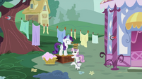 Rarity and Sweetie Belle near the line of clothes S2E05