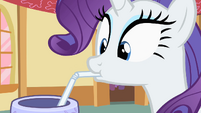 Rarity sees Gummy S1E25