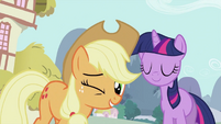 Applejack winks S2E06