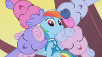 Rainbow Dash in the center of her team S1E11
