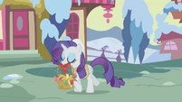 Rarity carrying a basket S1E11