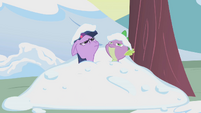 Snow covered Spike and Twilight S1E11