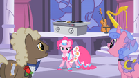 Pinkie Pie getting ready to party S1E26