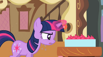 Twilight looking at cupcakes S2E03