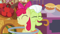 Granny Smith enjoys Apple Bloom's new talent S2E06