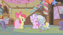 Apple Bloom smiling at Diamond Tiara and Silver Spoon S1E12