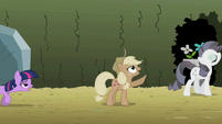 Applejack pointing to the sky S2E01