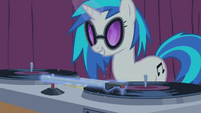 DJ Pon-3's magic aura S01E14