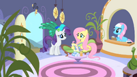 Rarity and Fluttershy arrive at the spa S1E20