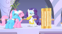 Rarity returns to the spa S1E20