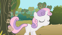 Sweetie Belle sweeping and humming S01E18