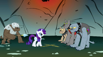 Rarity in front of the Diamond Dogs S1E19