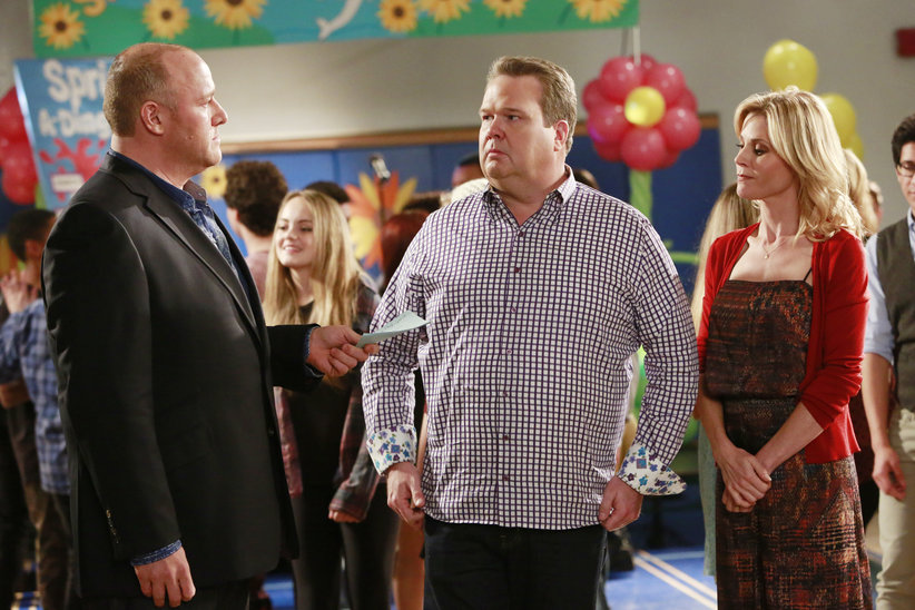 Modern Family: Season 5 Episode 11 Gloria's Blue and Black Stripe