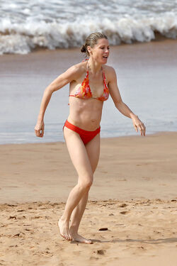 Feb 07, 2018 · on february 1, 2018, people reported that modern family star, julie bowen, and her real estate investor husband, scott phillips, were separating. Scott Phillips Julie Bowen Kids - Julie Bowen Modern Family Wiki Fandom