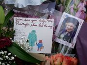 Memorial Offerings to Queen Elizabeth II at the George VI and Queen Elizabeth Memorial (11)