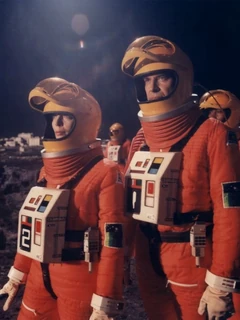 Raumanzug mit offenem Visier.