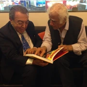 Mauricio e  folheando a , com felicidade.