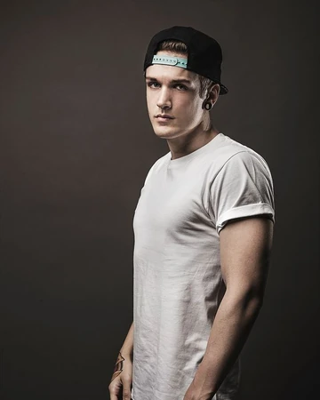 Razihel Monstercat Wiki Fandom We are proving that independent labels have the ability to reshape the music industry landscape. razihel monstercat wiki fandom