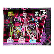 Monster High Reel Drama Draculaura Doll & Pet, Black & White Look, Mini &  Life-Sized Movie Posters 