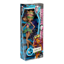 Clawdeen-Make-a-Splash-Doll-2