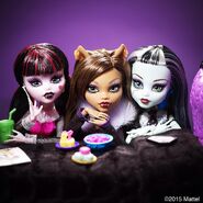 Clawdeen eating lunch with her ghoulfreinds