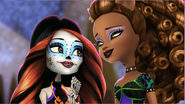 Clawdeen, in "City of Frights", chilling with Skelita