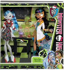 Monster-high-classroom-doll-2-pack-mad-science-lab-partners-cleo-de-nile-ghoulia-yelps-28 39819.1461148925.jpg