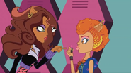 Clawdeen-and-howleen-fight-howleen-wolf-31253925-830-467