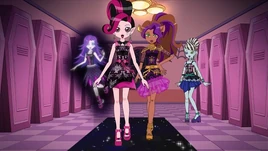 Horror! Acting Cool on the Black Carpet - catwalk start