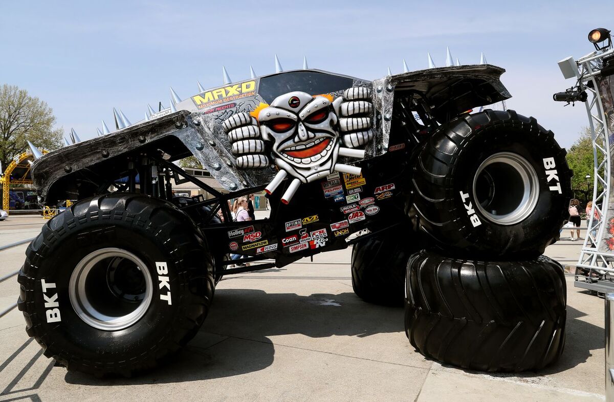 MONSTER JAM TRUCKS ON DISPLAY FREE Orlando #MonsterJam - Trippin with Tara